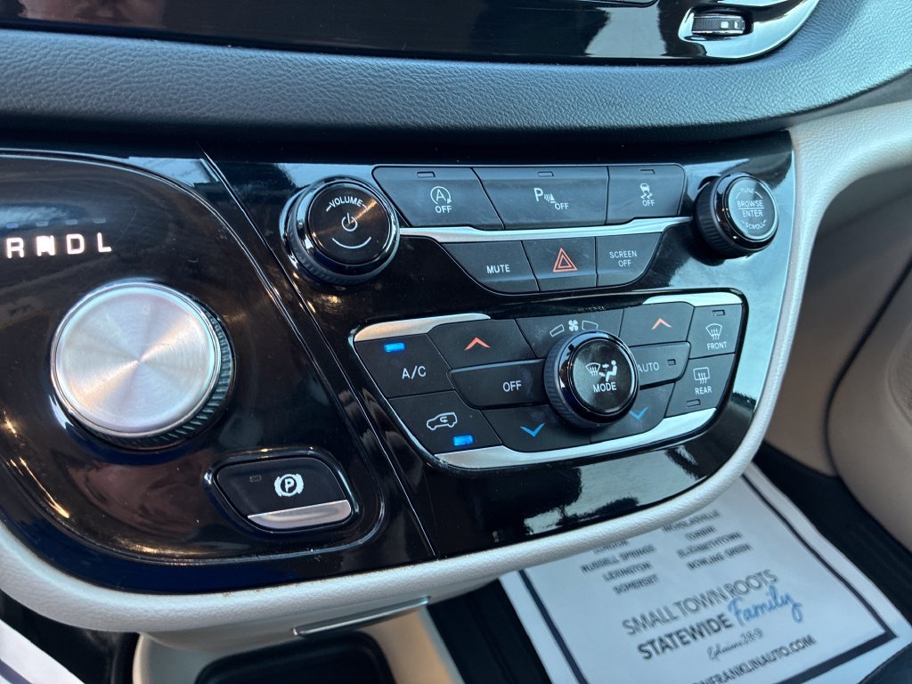 Used 2019 Gray Chrysler Touring L image 16