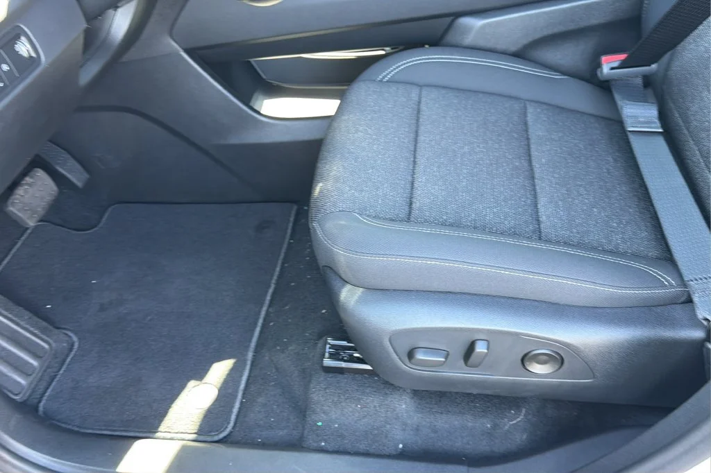 New 2027 Summit White Chevrolet LT image 19