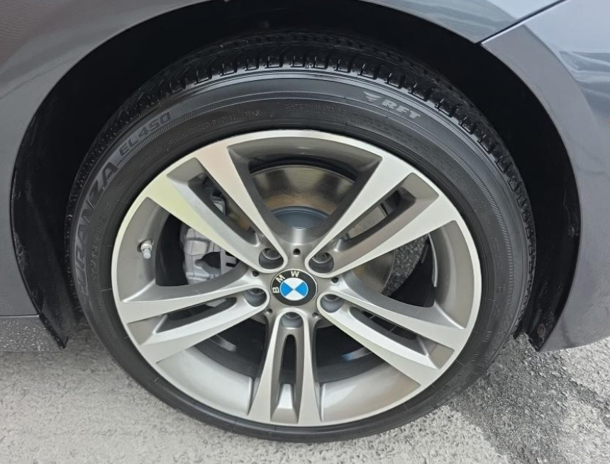 Used 2019 Gray BMW 330i xDrive image 9
