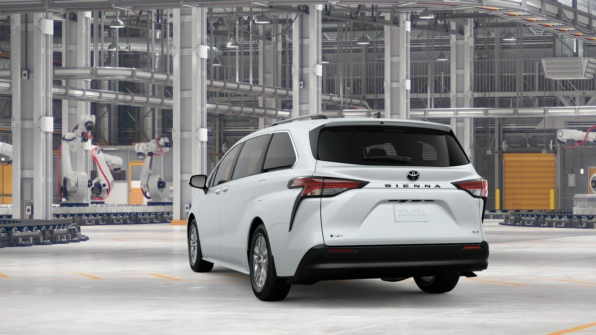 New 2026 Wind Chill Pearl Toyota XLE 8 Passenger image 7