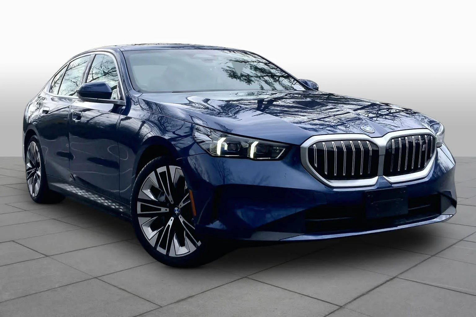 Used 2026 Phytonic Blue Metallic BMW xDrive40 image 2