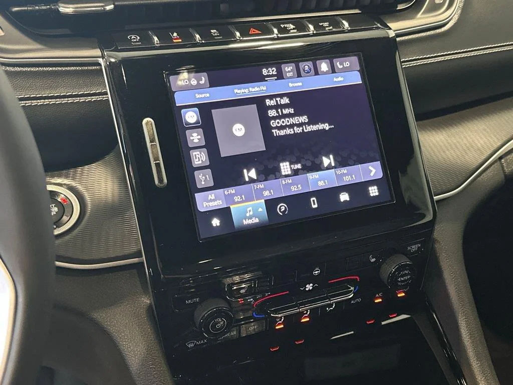 Used 2023 Silver Zynith Jeep Altitude image 19
