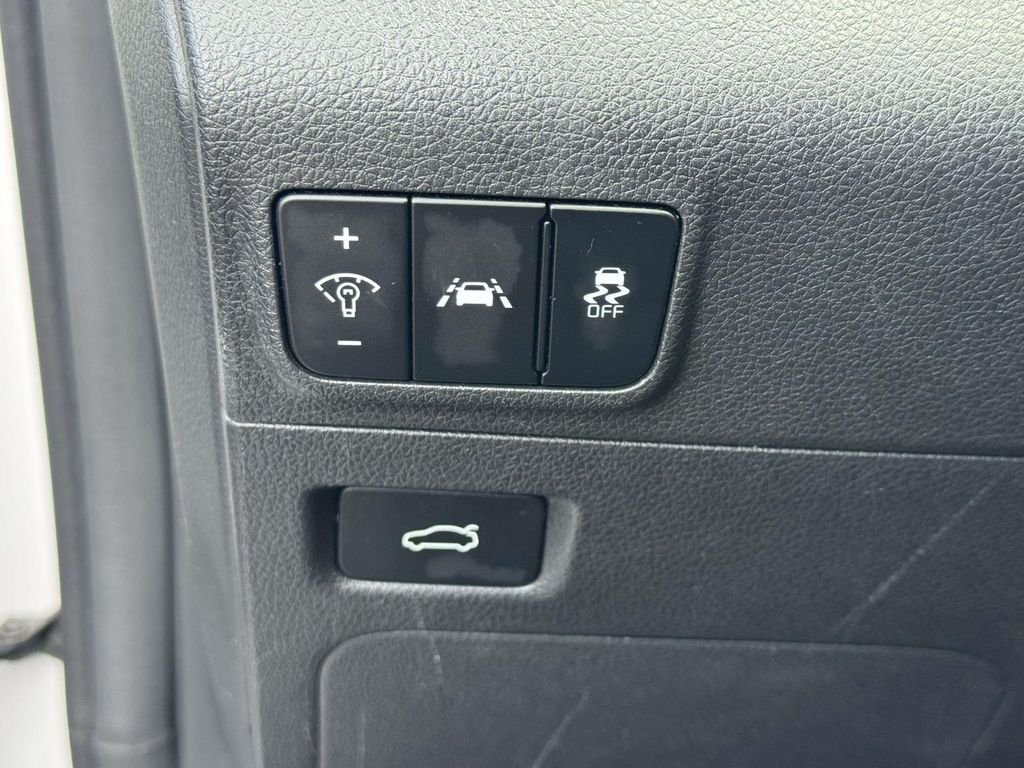 Used 2023 White Kia GT-Line image 18
