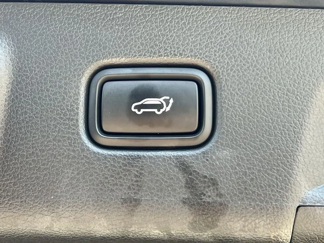 Used 2025 White Hyundai SEL image 43