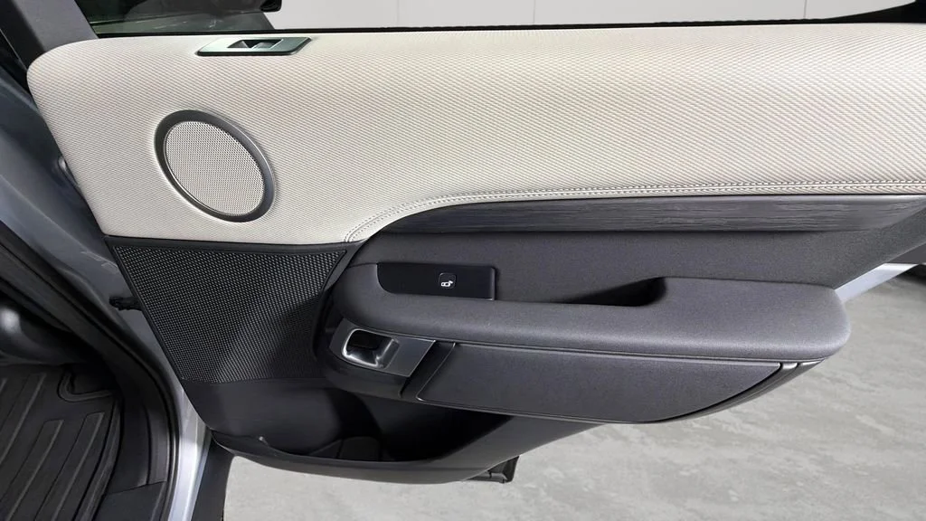 Used 2022  Land Rover S R-Dynamic image 38