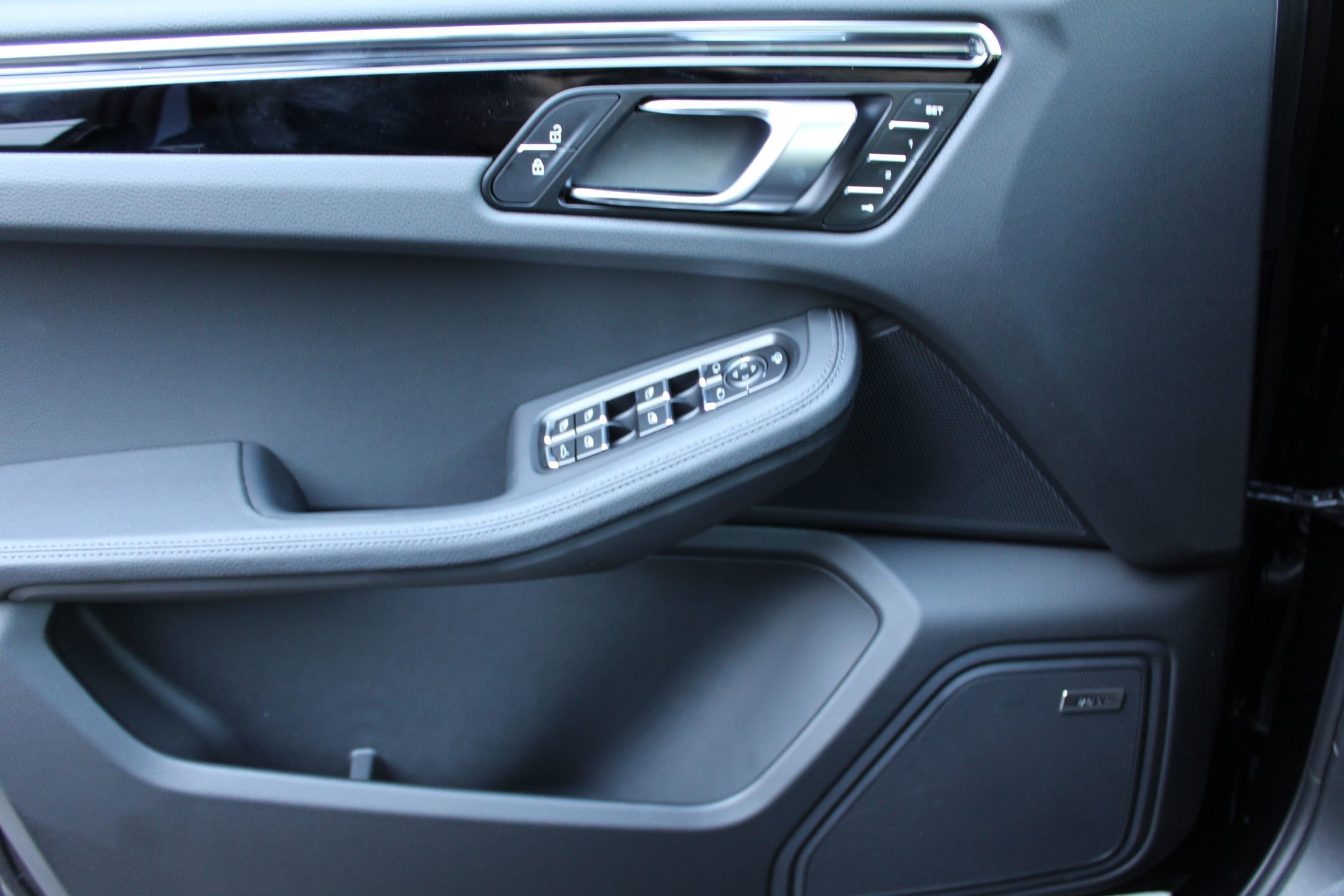2025 Porsche Macan - Photo 13