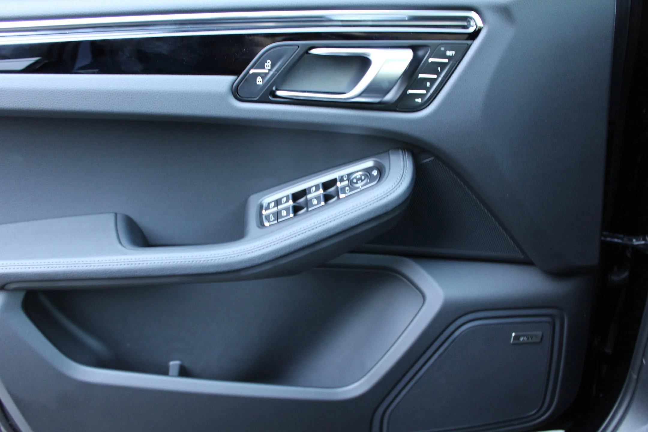 2025 Porsche Macan - Photo 13