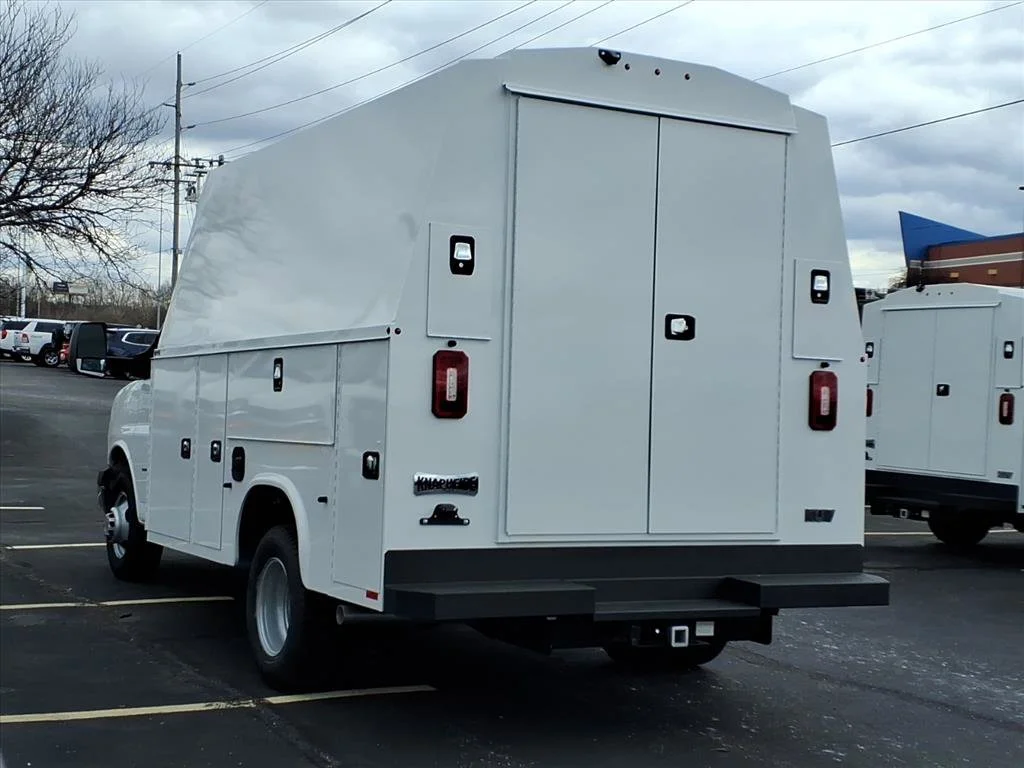 New 2025 Summit White Chevrolet 1WT image 4