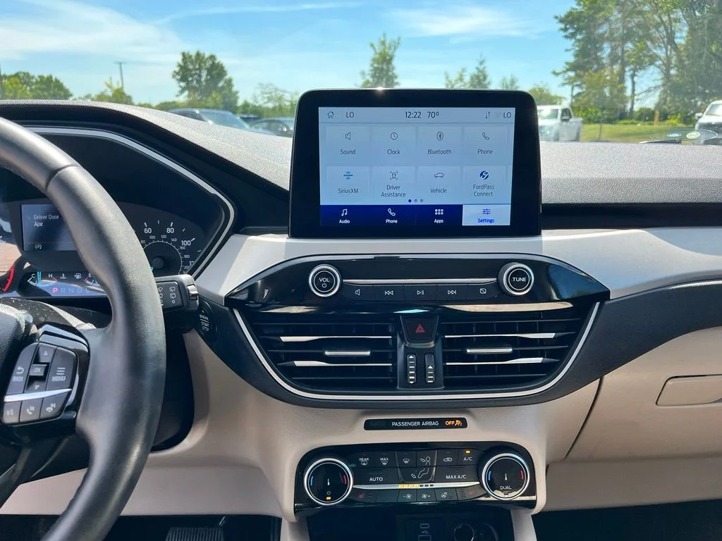 Used 2022 White Ford SE image 18