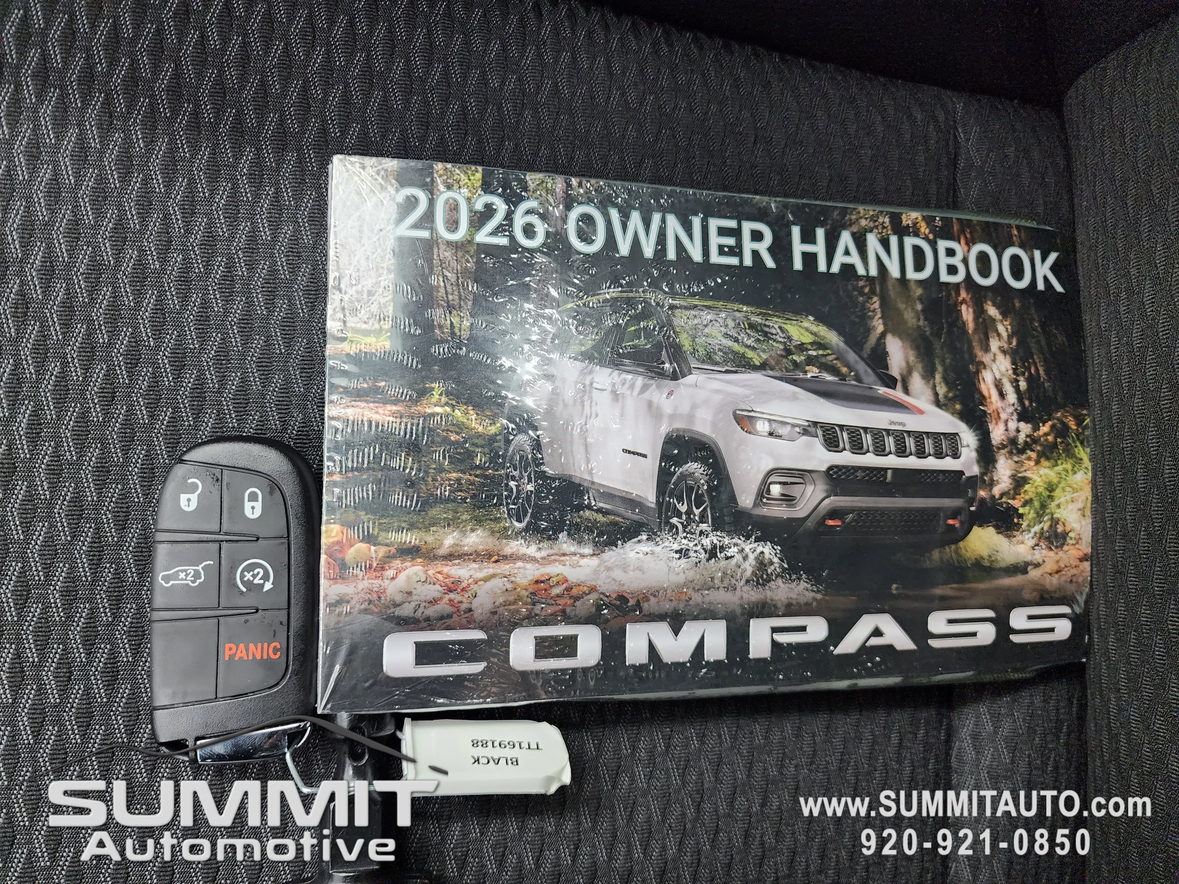 New 2026 Diamond Black Crystal Pearl-Coat Exterior Paint Jeep Latitude image 61