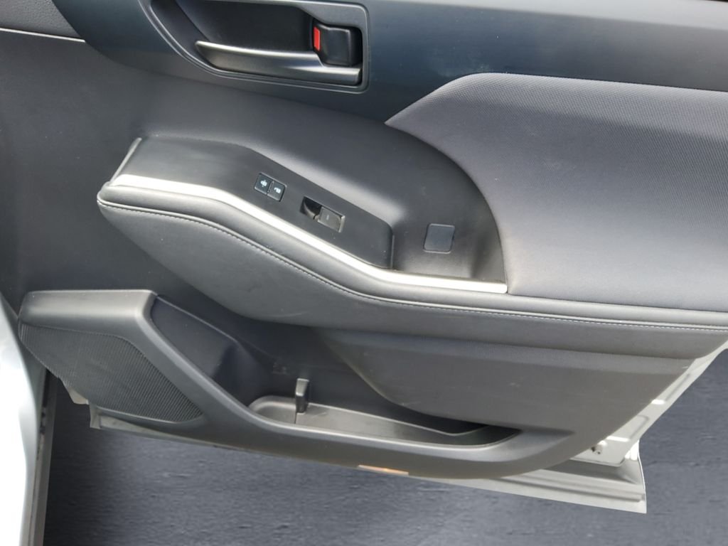 Used 2023  Toyota L image 15