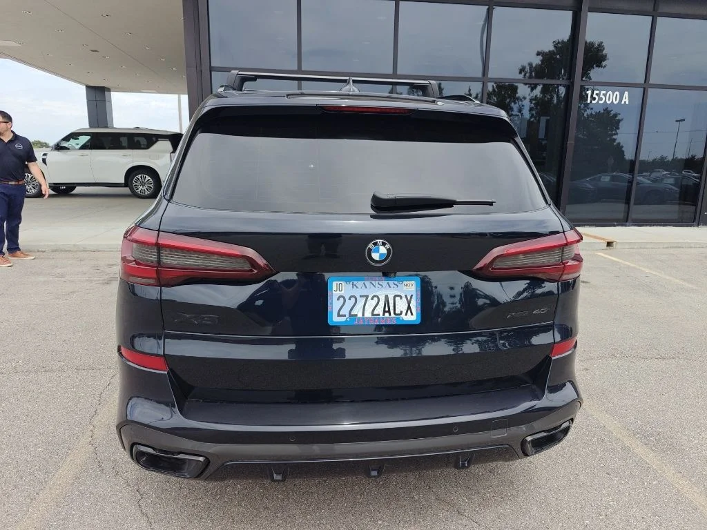 Used 2021 Black BMW xDrive40i image 5