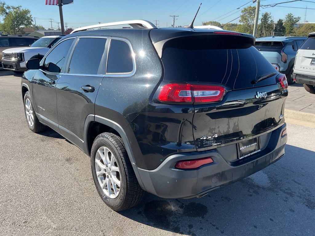 Used 2015 Brilliant Black Crystal Pearlcoat Jeep Latitude image 7