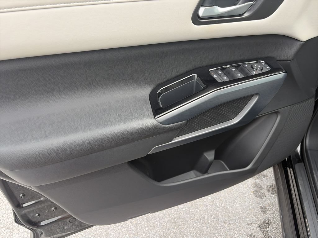 Used 2025 Black Nissan SL image 18