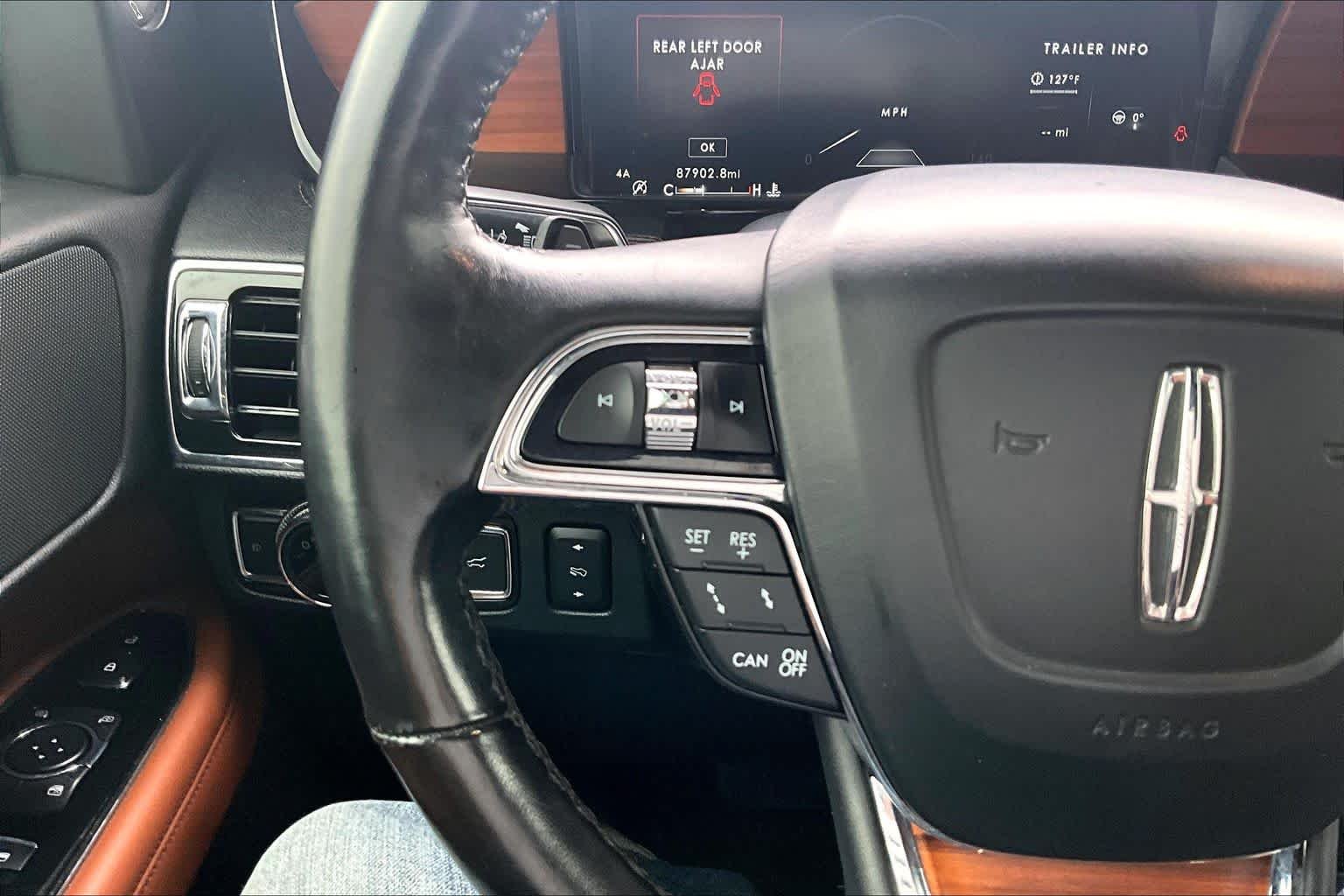 Used 2018 White Platinum Metallic Tri-Coat Lincoln Reserve image 24