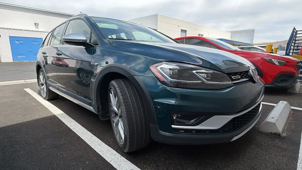 Used 2019 Green Metallic Volkswagen TSI SE image 1