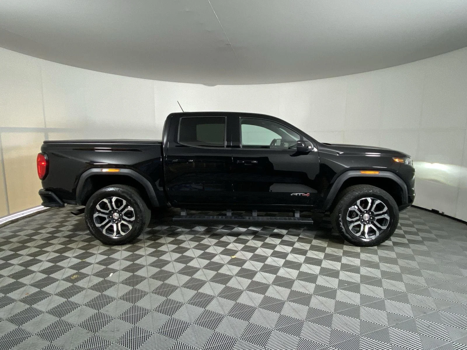 Used 2024 Onyx Black GMC 4WD AT4 image 8