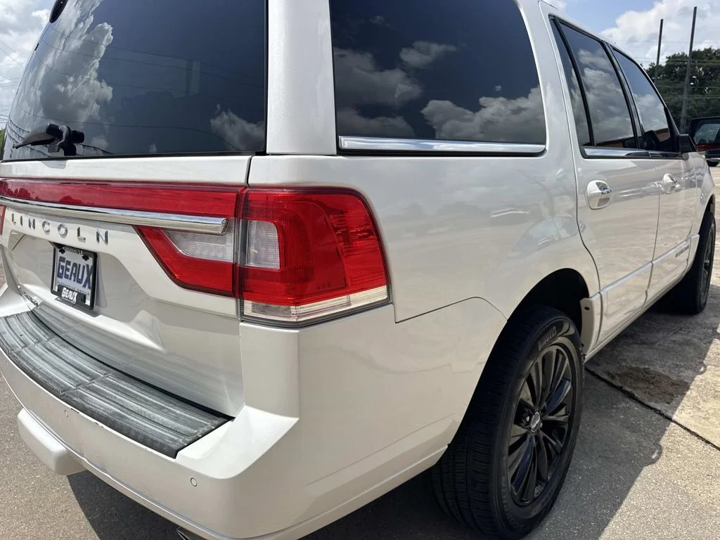 Used 2017 White Lincoln Select image 14