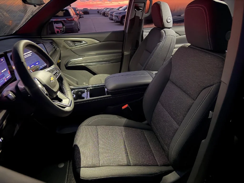 New 2027 Mosaic Black Metallic Chevrolet LT image 9