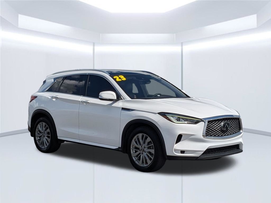 Used 2023 White INFINITI LUXE image 8
