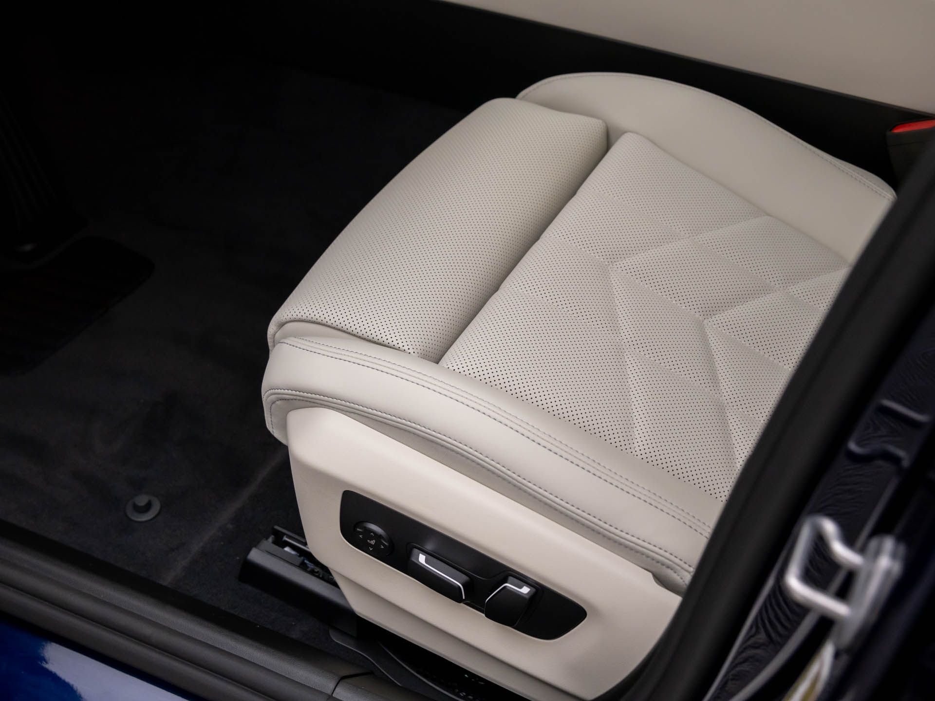 New 2026 Tanzanite Blue II Metallic BMW 530i xDrive image 14