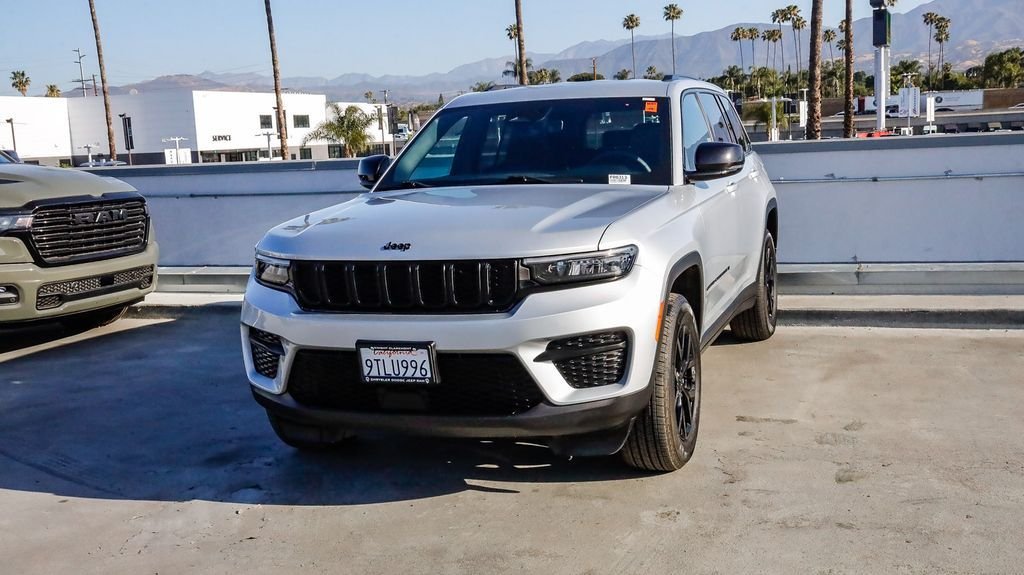 Used 2025 Silver Jeep Altitude image 4
