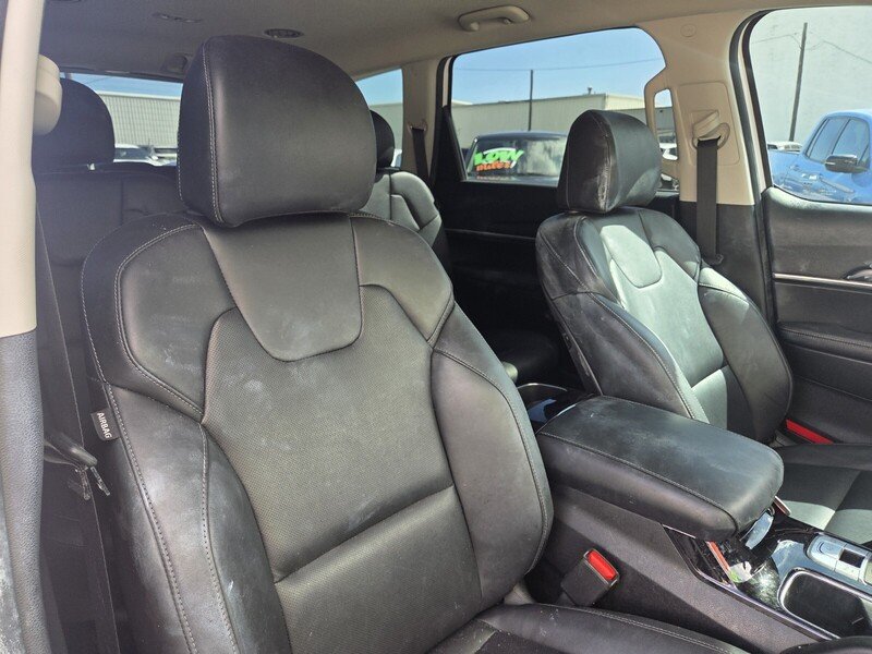 Used 2023 White Kia S image 32