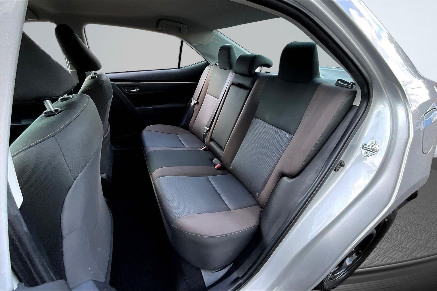Used 2017 Silver Toyota LE image 20