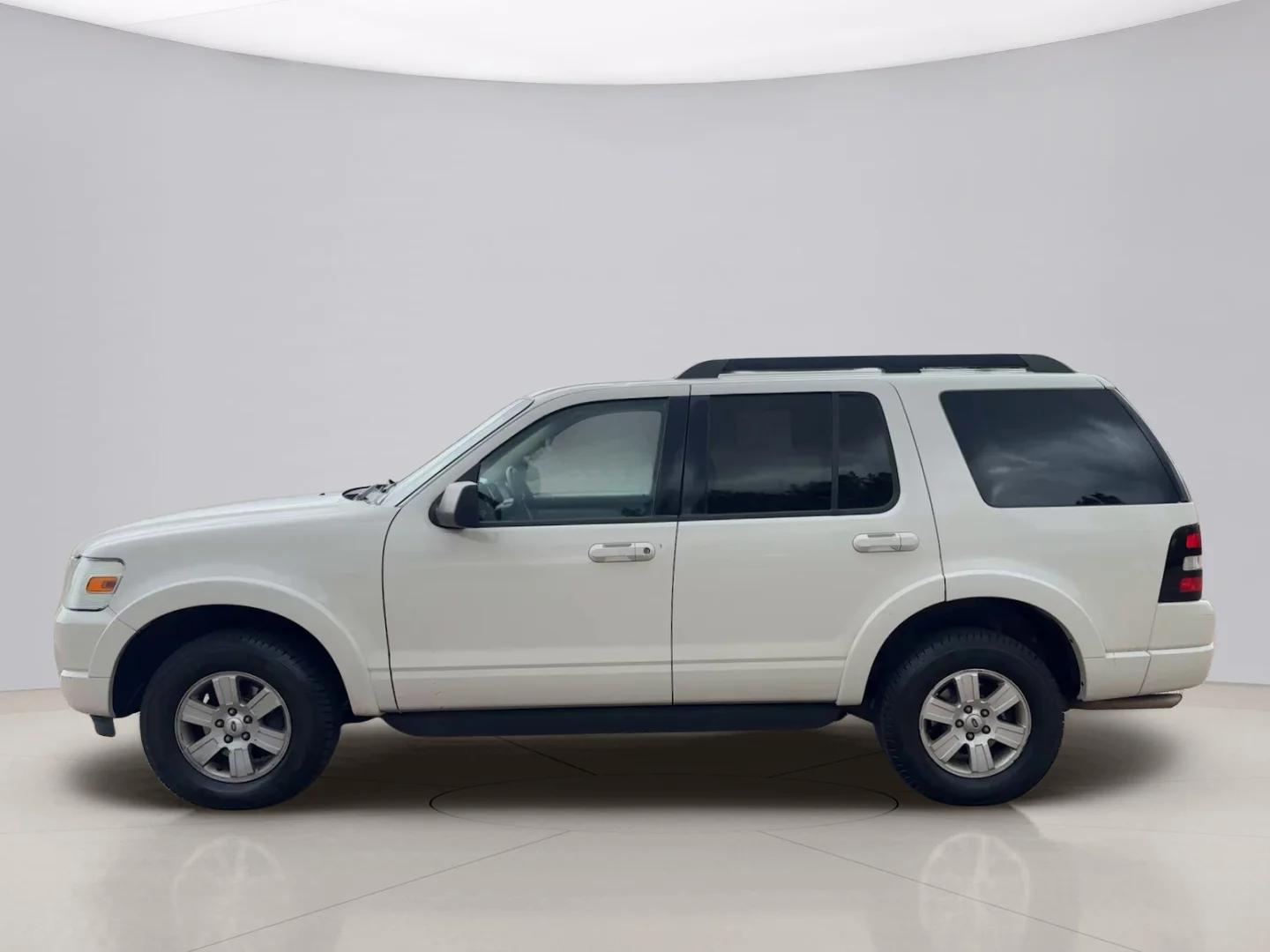 Used 2010 White Ford XLT image 2