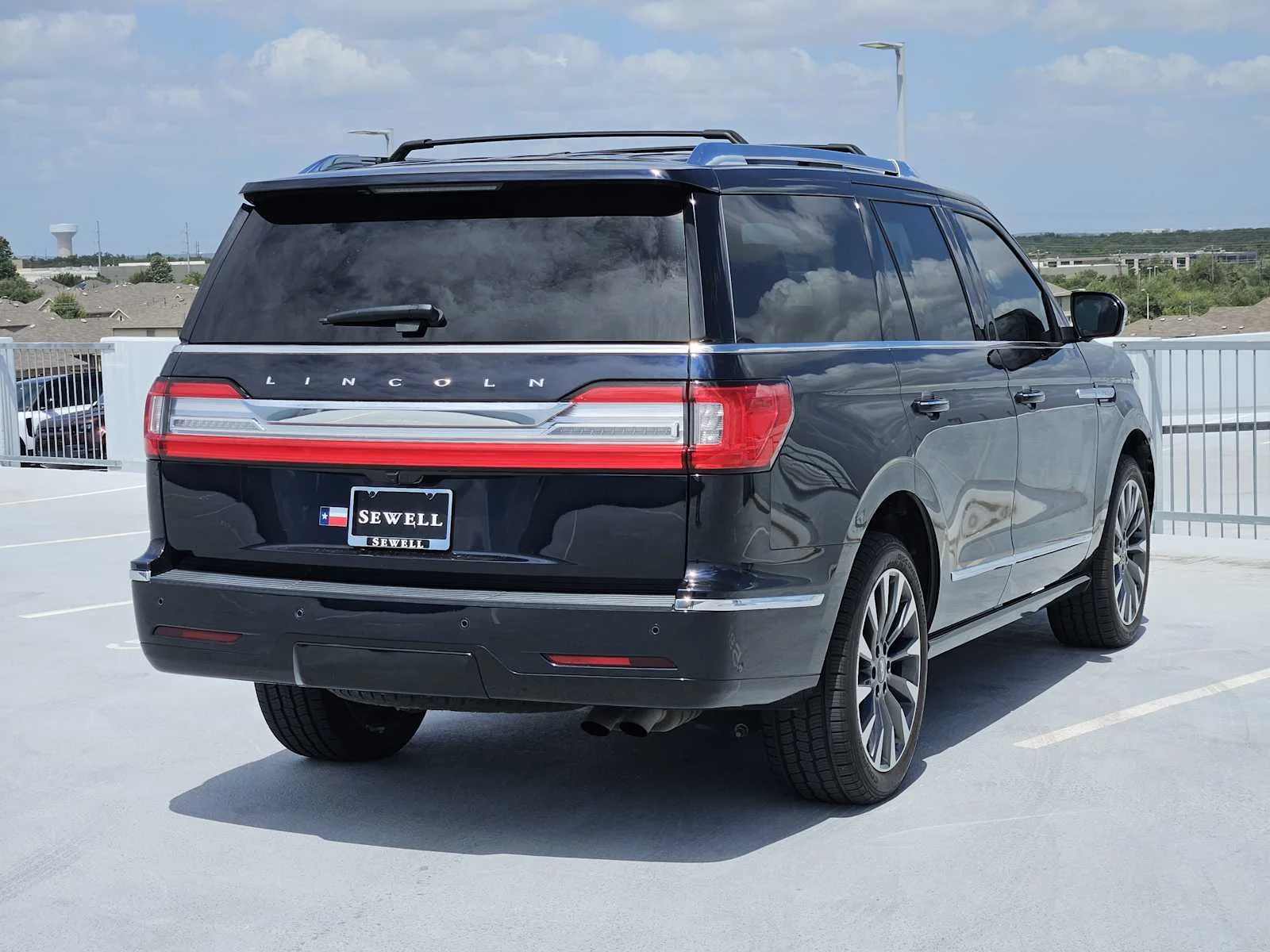 Used 2021 Signature Navy Lincoln Reserve image 7