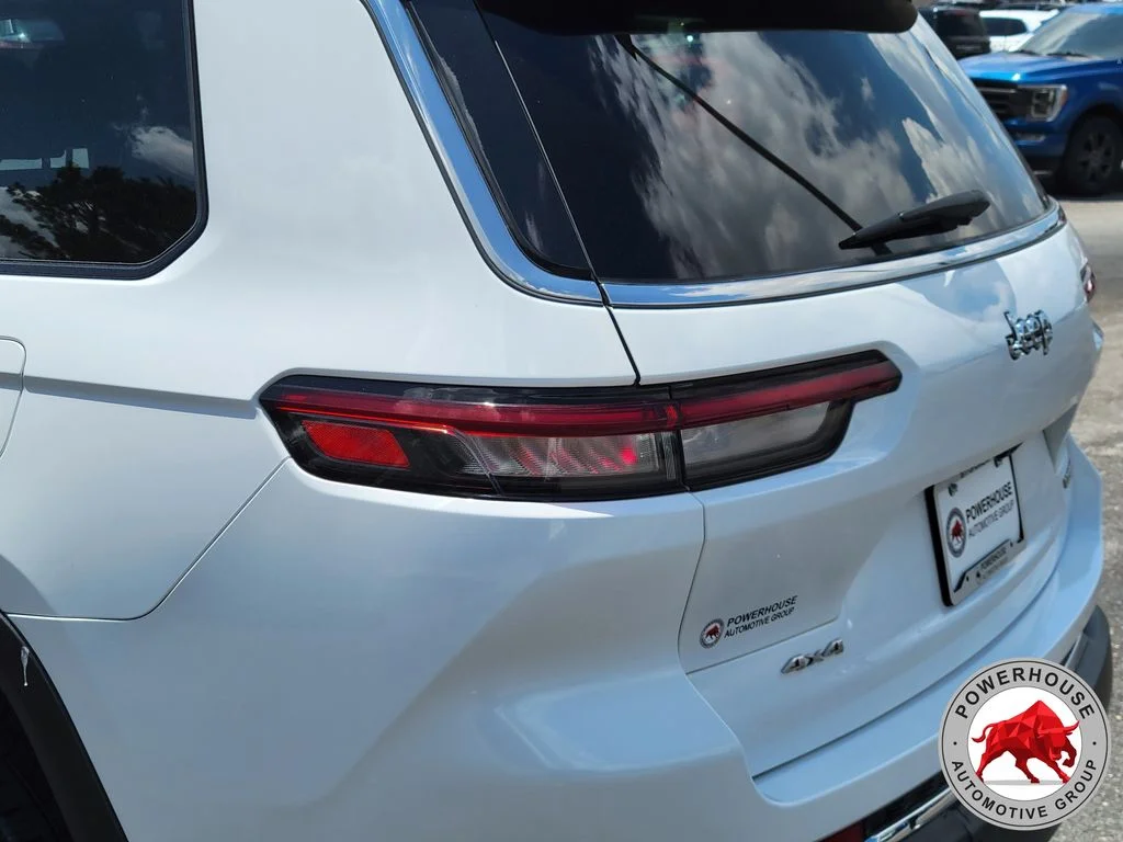 Used 2023 White Jeep Laredo image 12