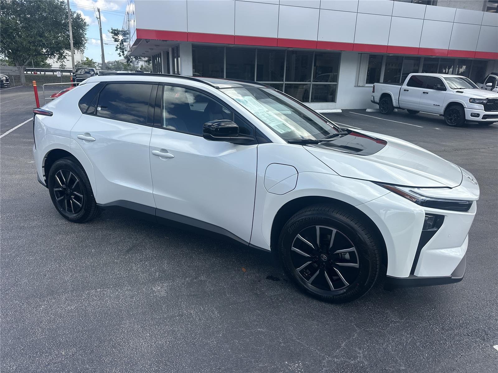 Used 2026 Wind Chill Pearl TOYOTA  image 4