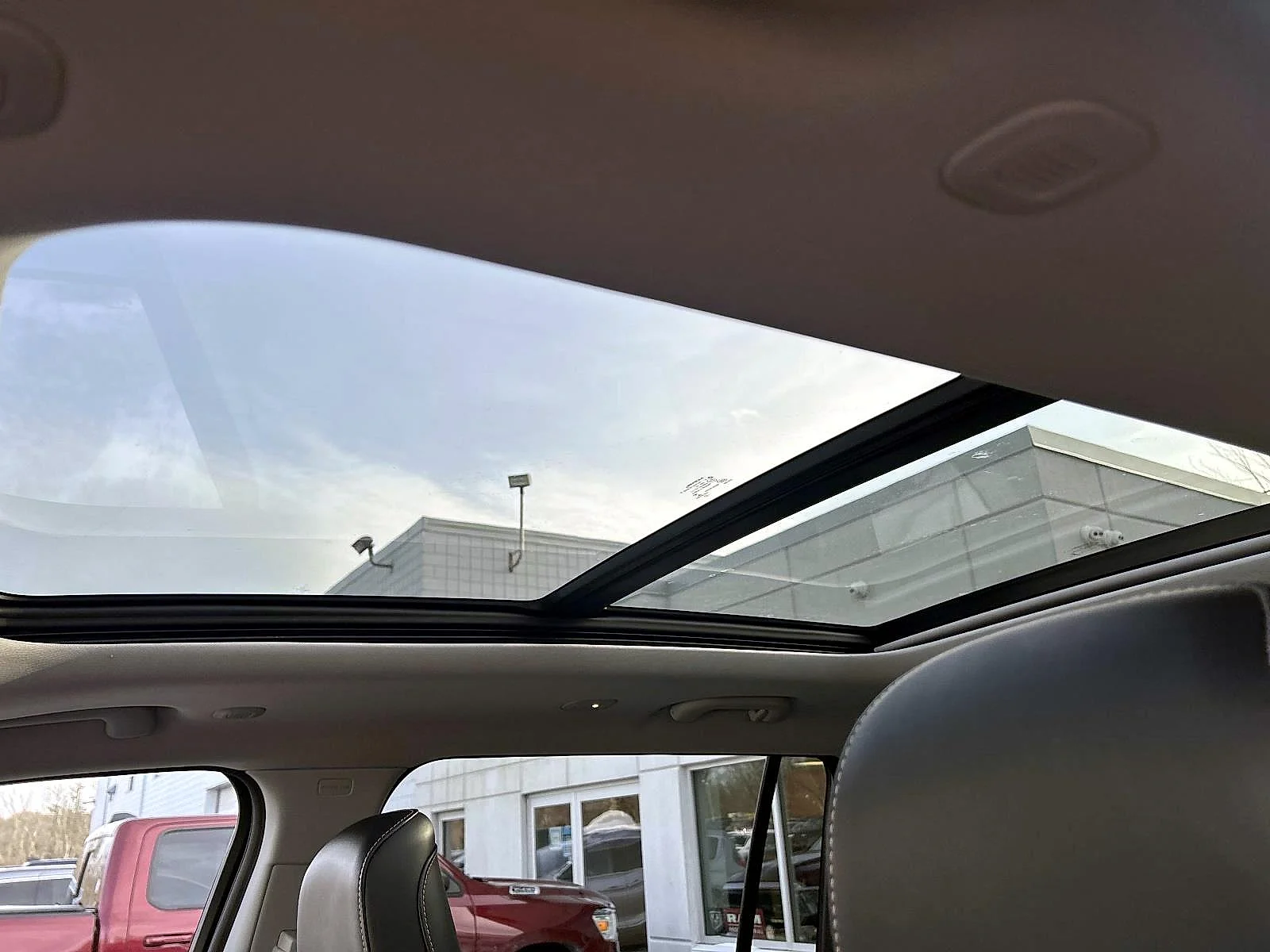 Used 2023 Diamond Black Crystal Pearlcoat Jeep Limited image 13