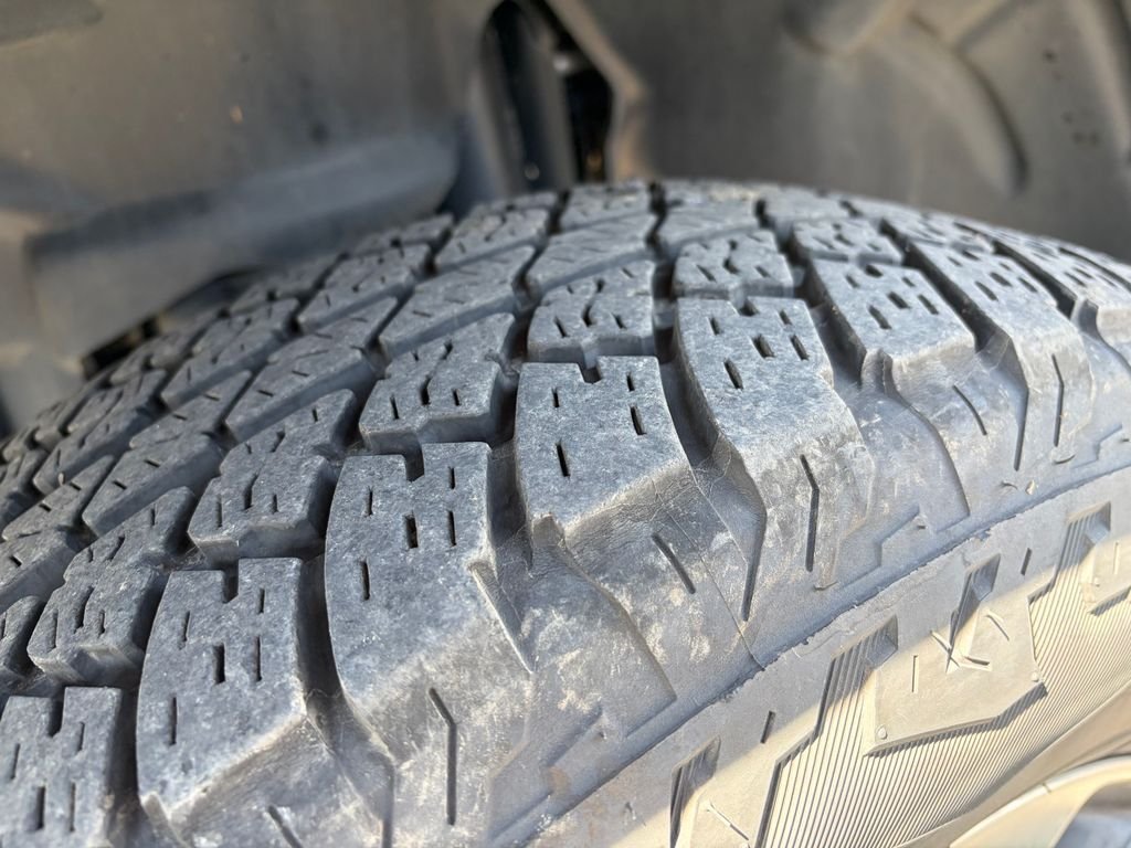 Used 2020 Silver Jeep Unlimited Sahara image 9