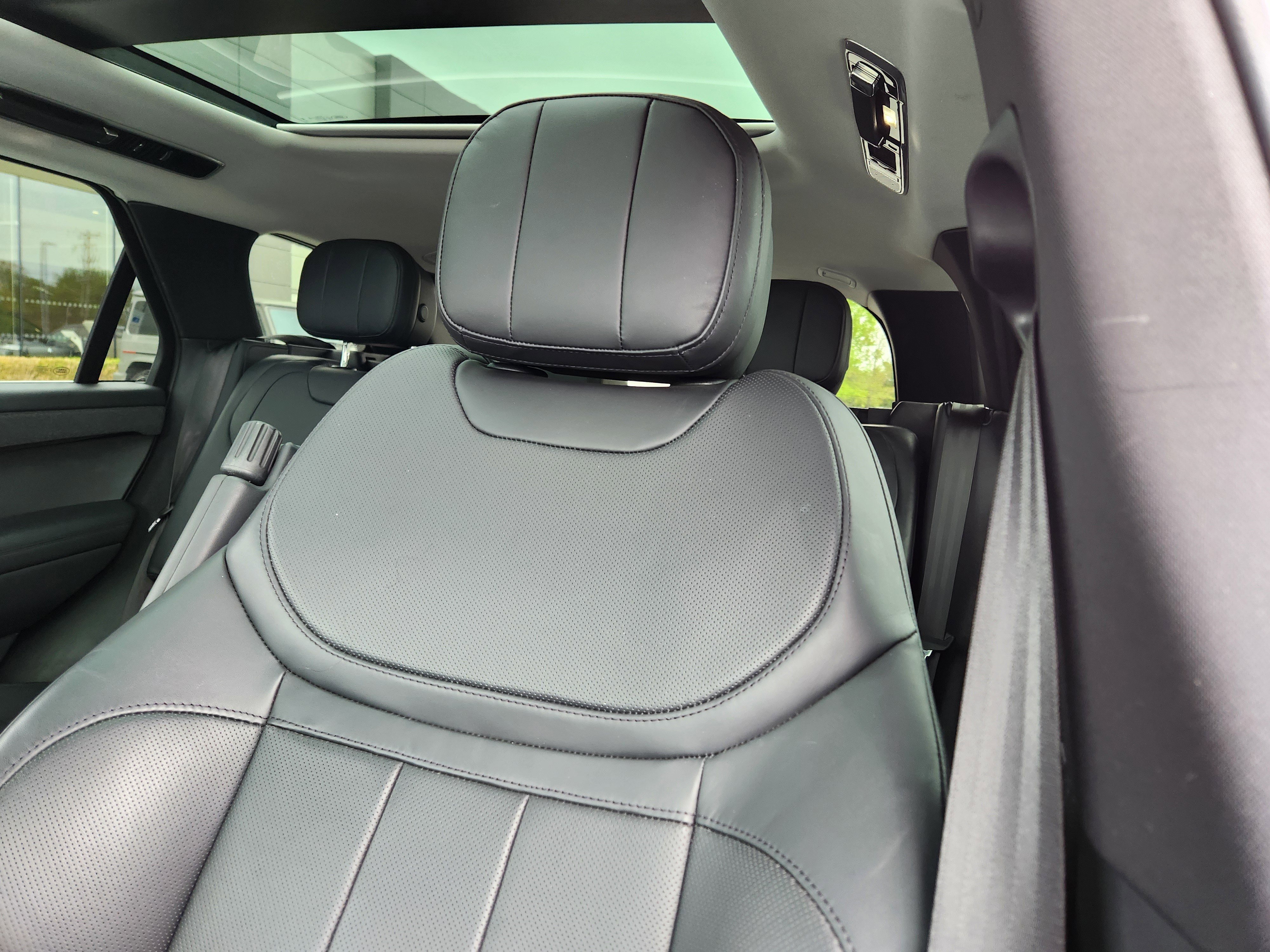 Certified Used 2024 Fuji White Land Rover SE image 10
