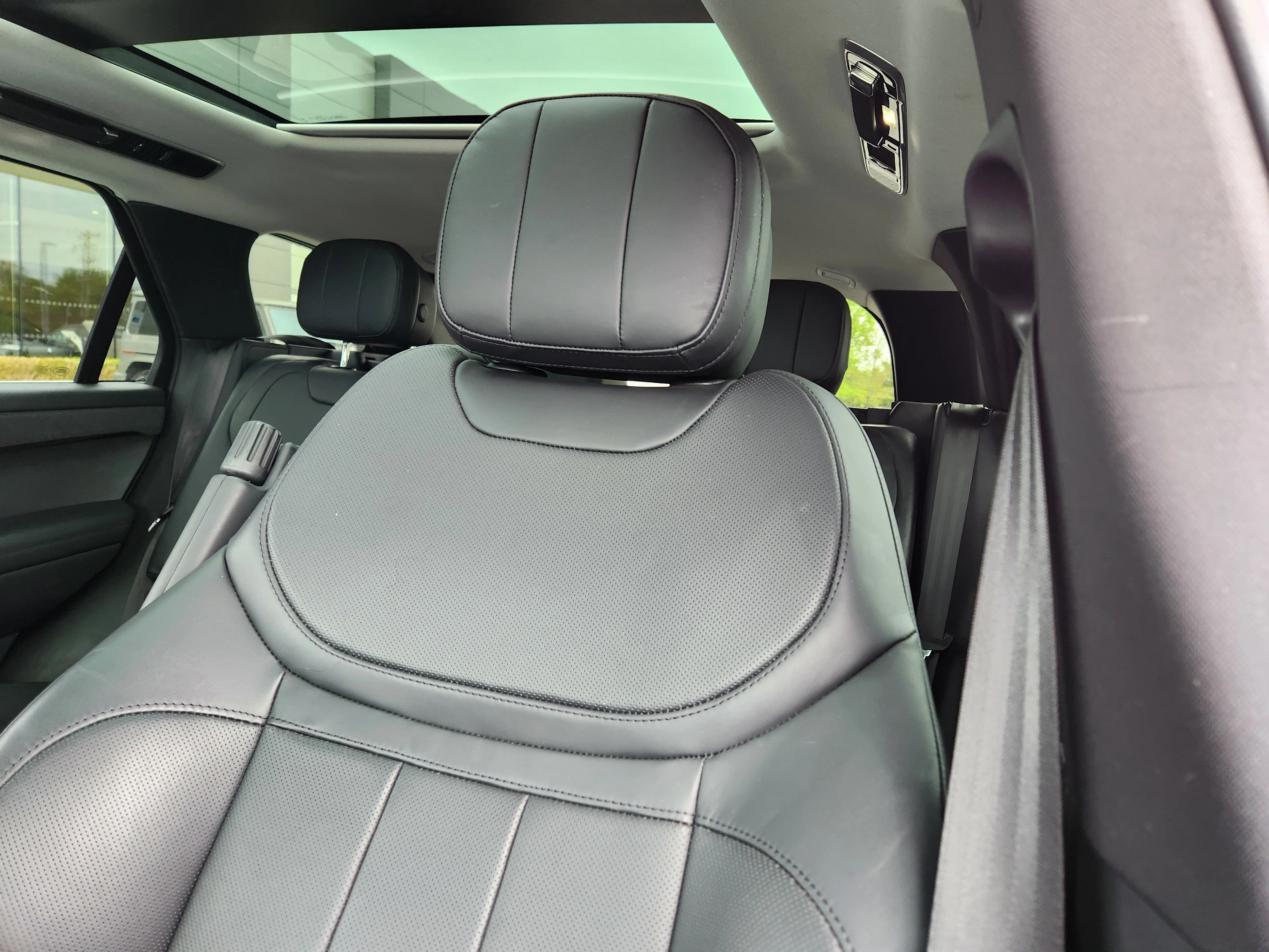 Certified Used 2024 Fuji White Land Rover SE image 10