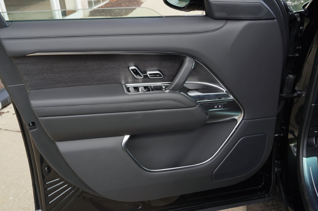 New 2026 Santorini Black Land Rover SE image 9
