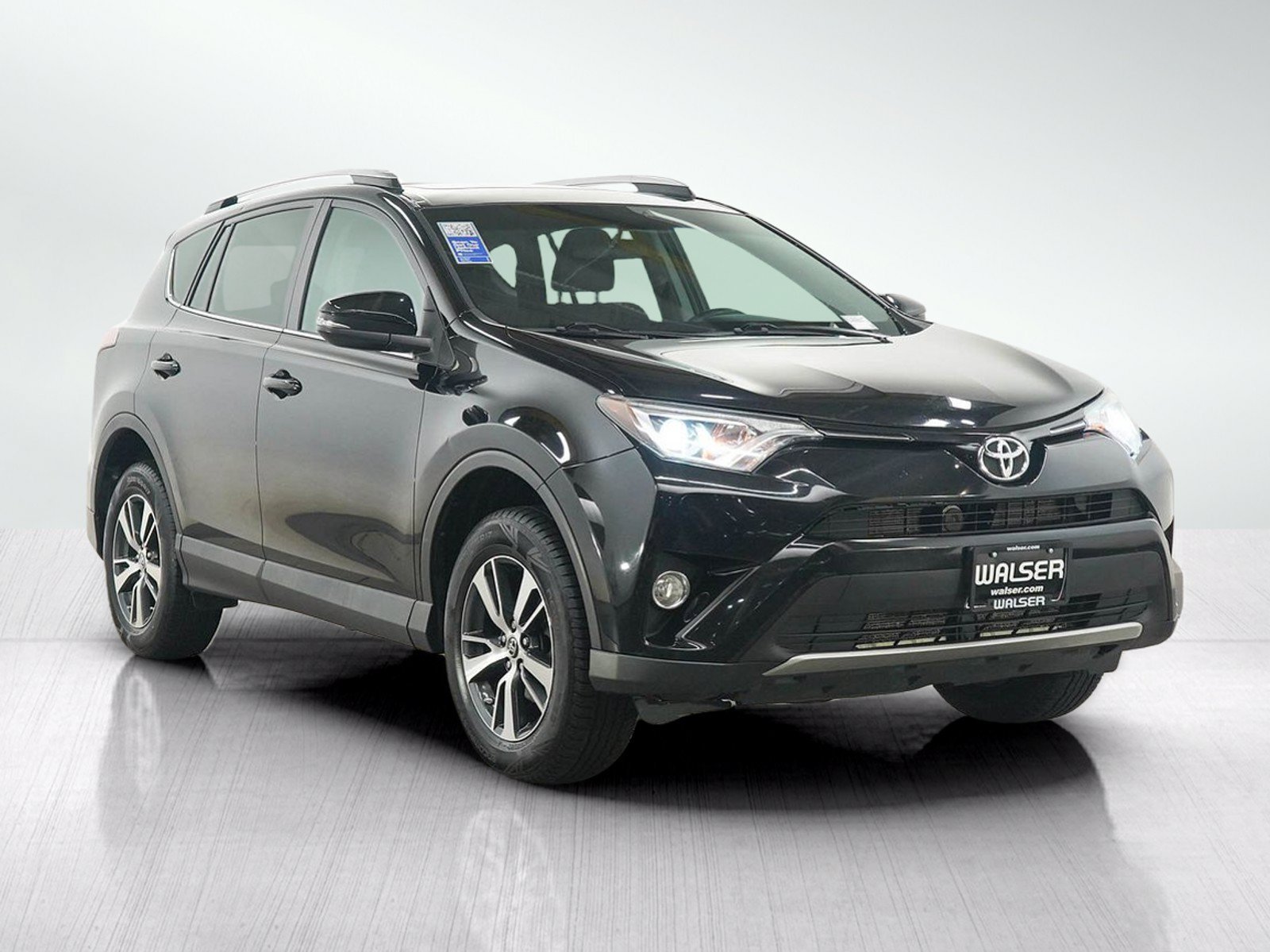 Used 2016 Black Toyota AWD 4dr XLE image 8