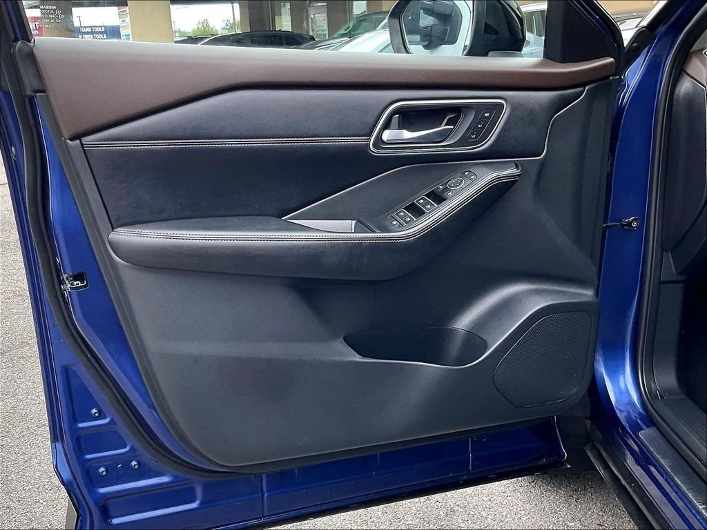 Used 2021 Blue Nissan Platinum image 9