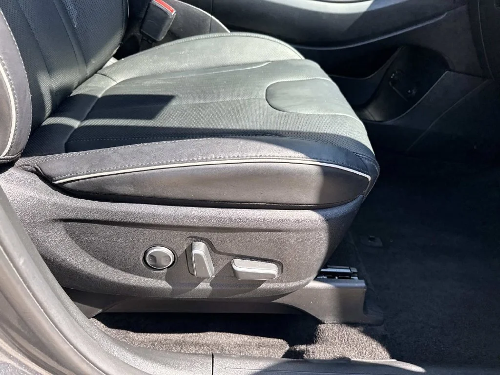Used 2025 Gray Hyundai SEL image 25