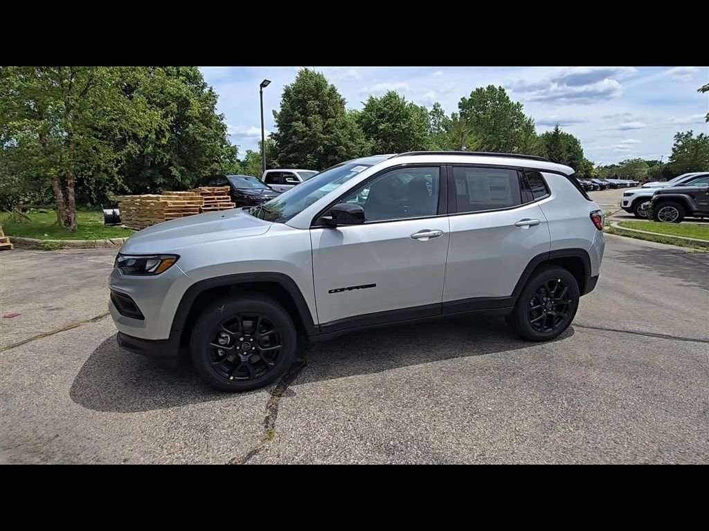 New 2026 Silver Zynith Metallic Clear-Coat Exterior Paint Jeep Latitude image 4