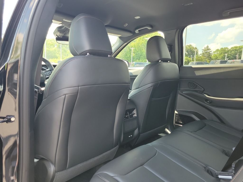 New 2026 Diamond Black Crystal Pearlcoat Jeep Limited image 12