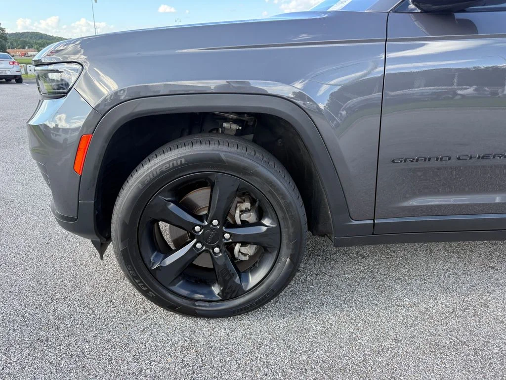 Used 2022 Gray Jeep Altitude image 22