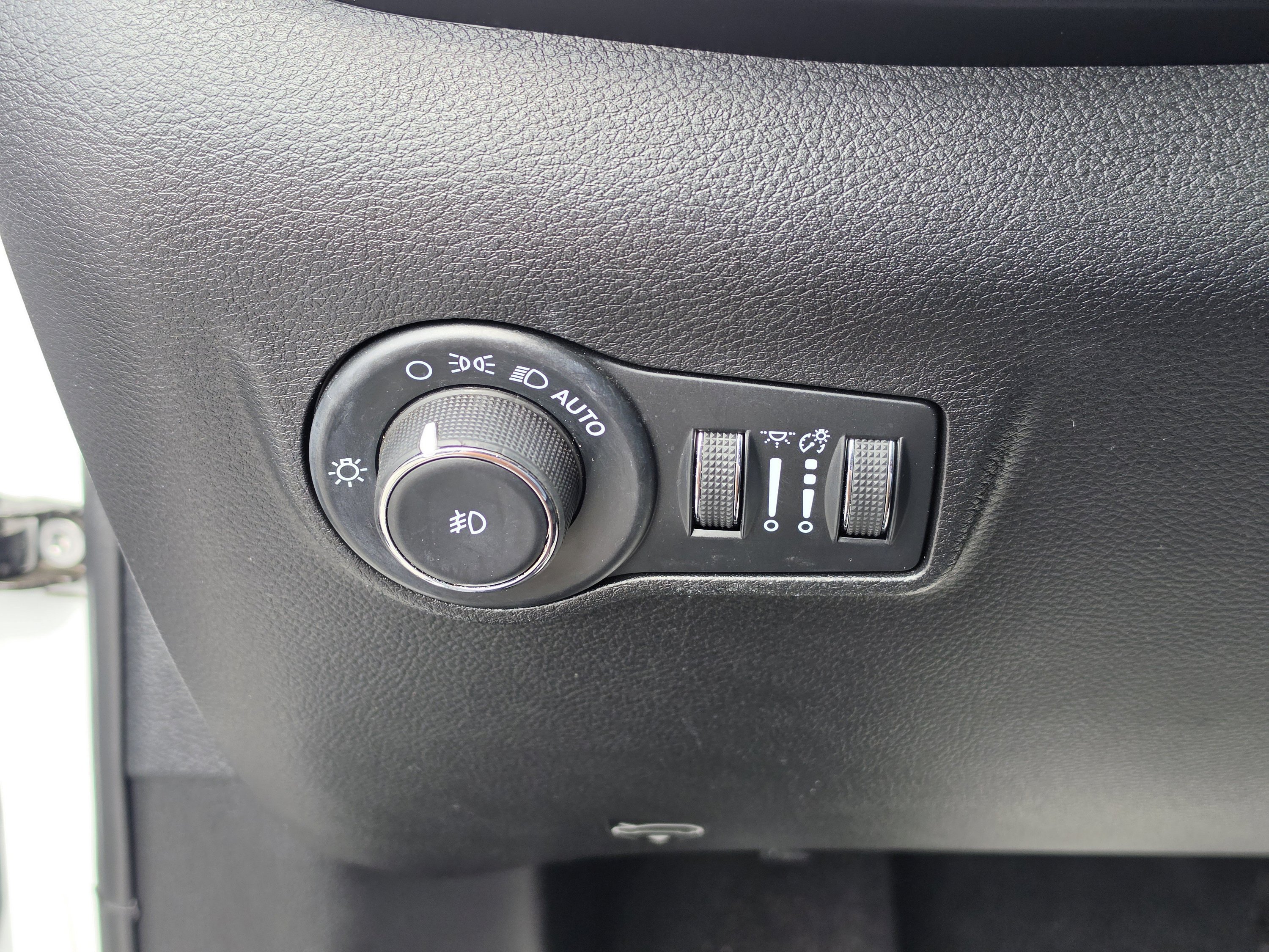 Used 2023 Bright White Clearcoat Jeep Latitude Lux image 31