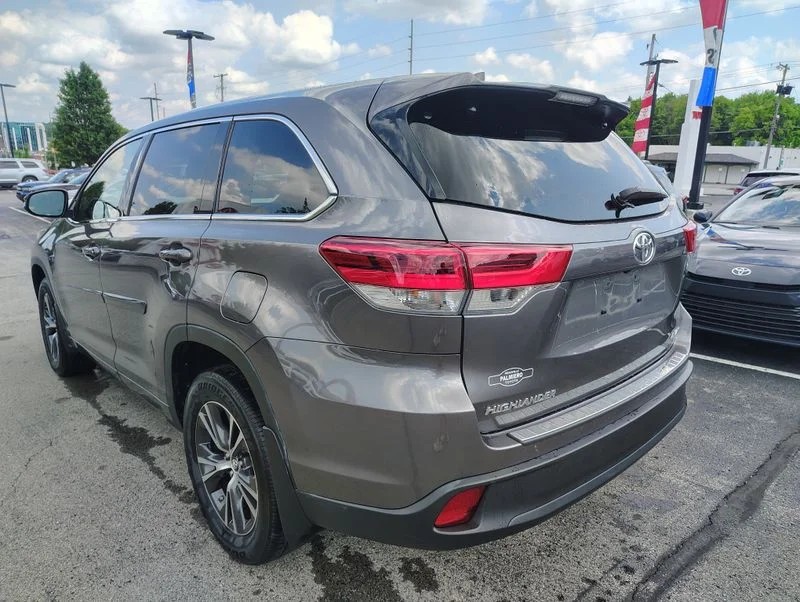 Used 2017 Gray Toyota LE Plus image 6