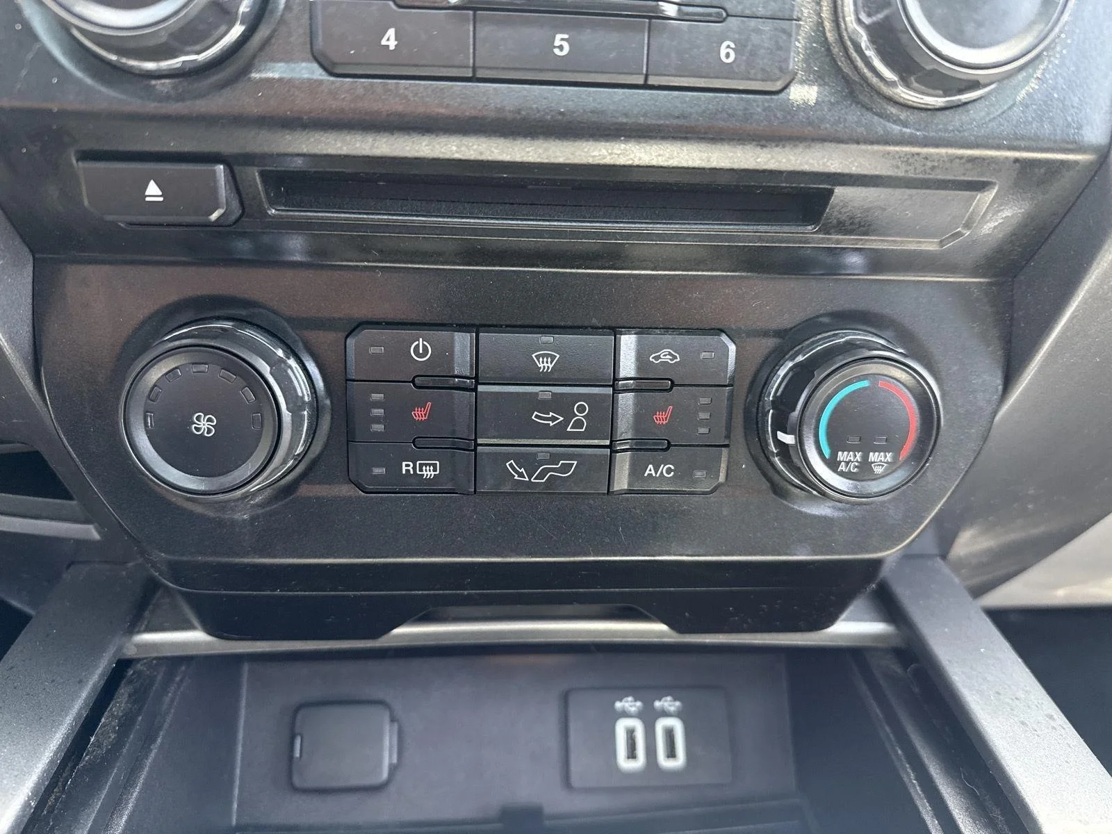 Used 2016 Oxford White/Magnetic Metallic Ford XLT image 21