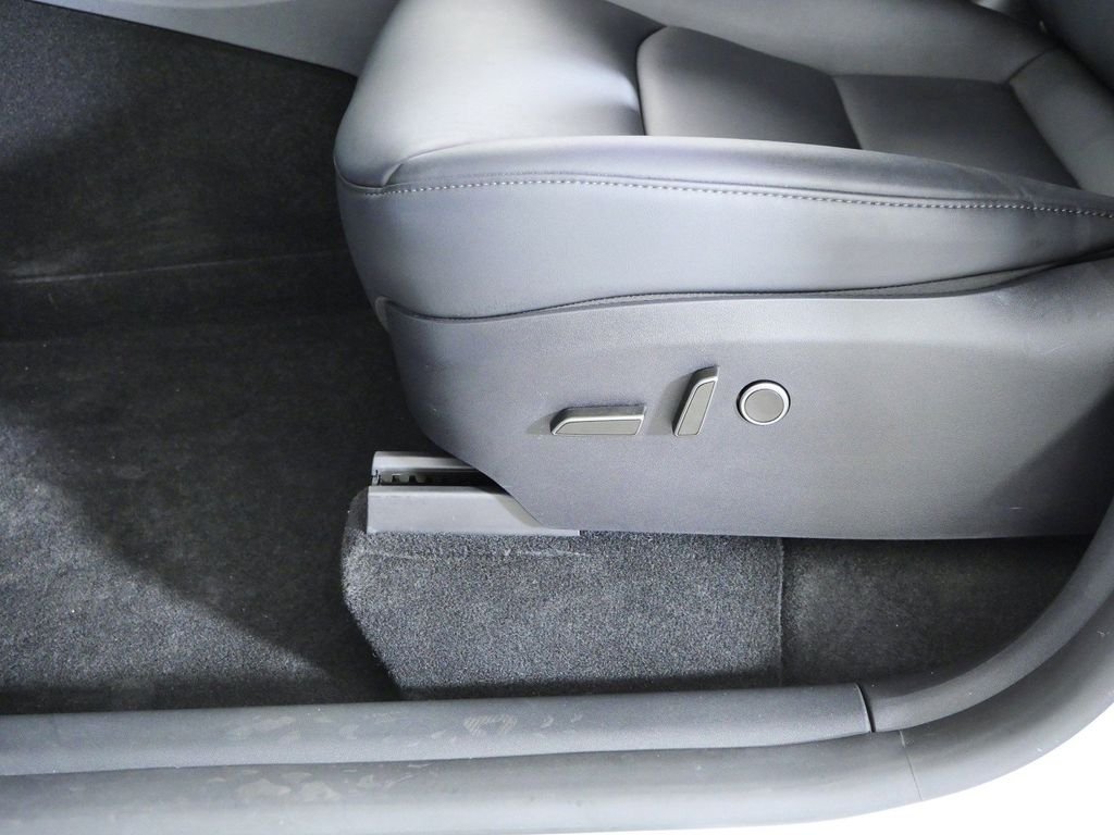 Used 2025  Tesla Long Range image 38