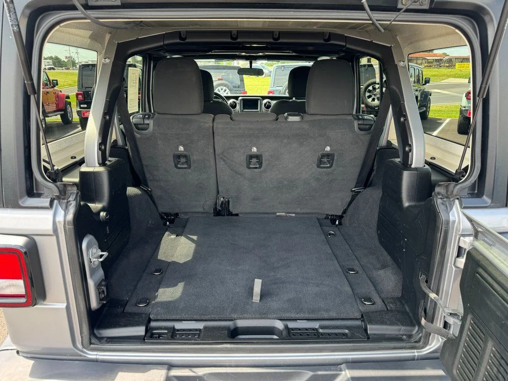 Used 2020 Silver Jeep Unlimited Sahara image 9