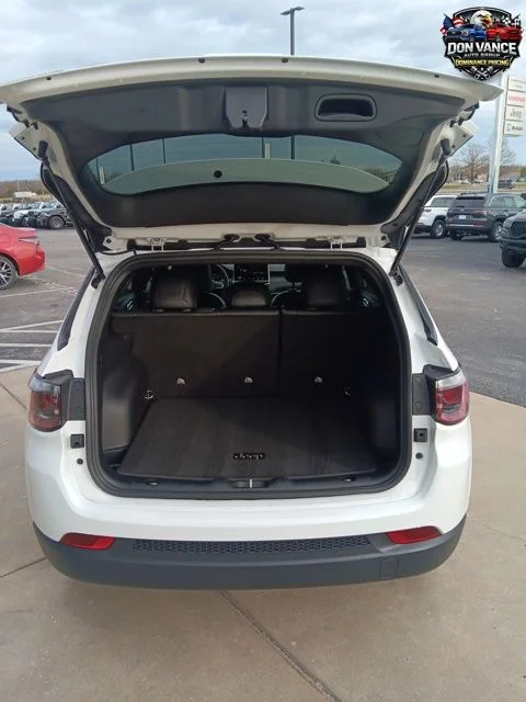 New 2026 Bright White Clearcoat Jeep Latitude image 22