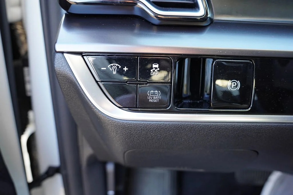 Used 2025 Snow White Pearl Kia EX image 22